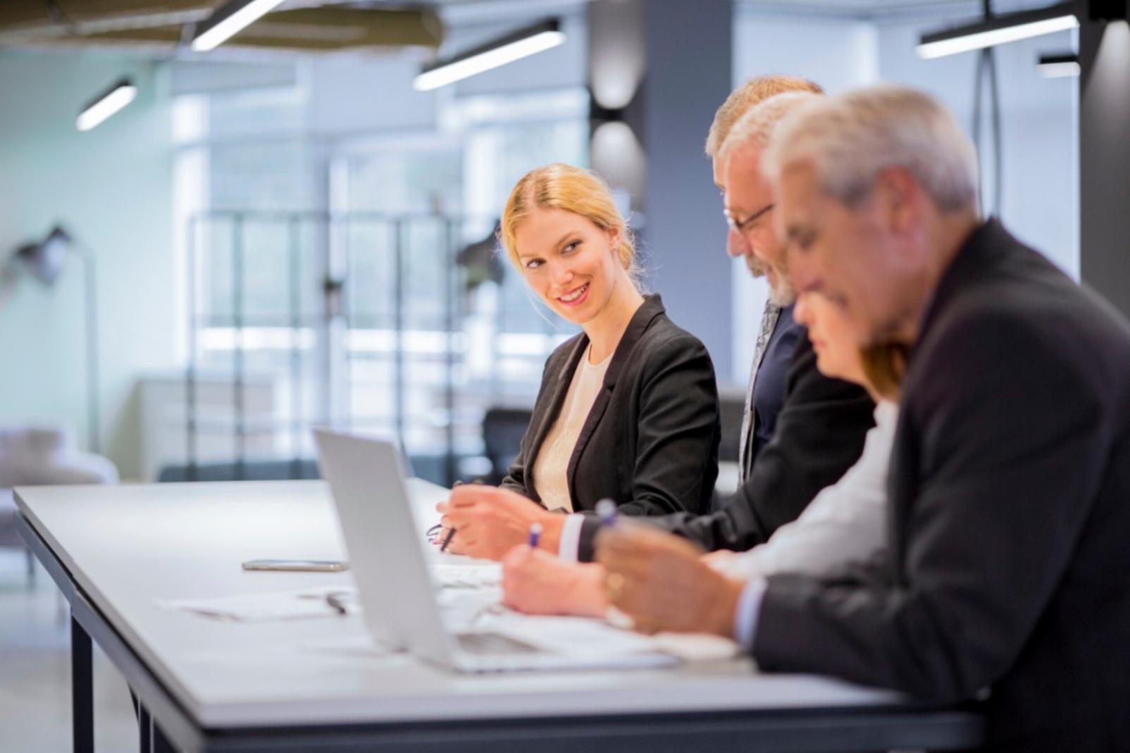 Студенты работают с финансовыми технологиями